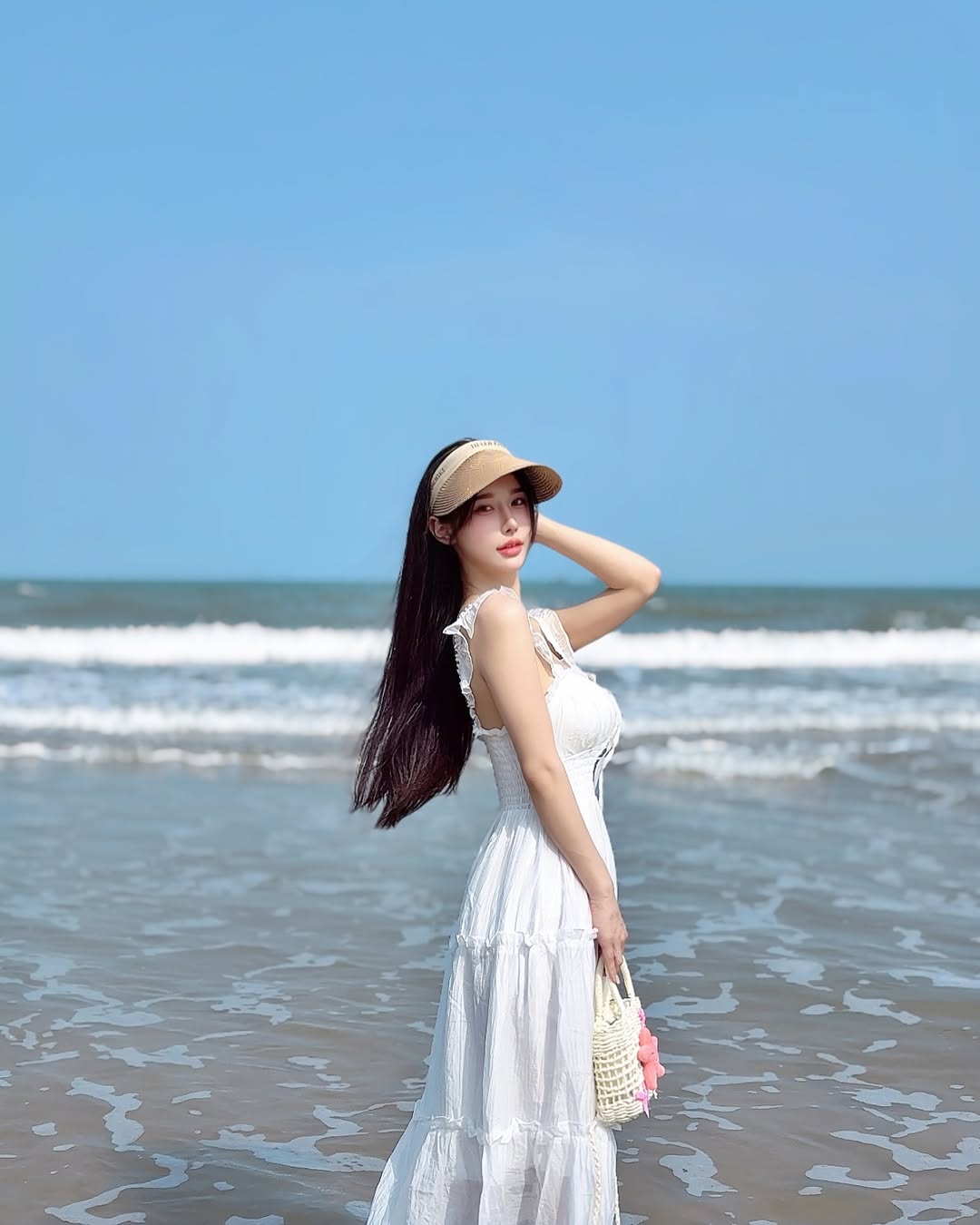 【正妹】梦梦白色连衣裙海边，像一首视觉的抒情诗！