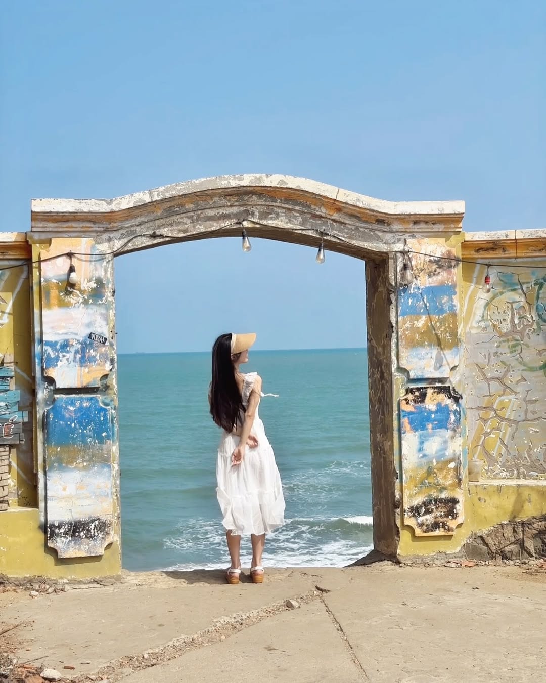 【正妹】梦梦白色连衣裙海边，像一首视觉的抒情诗！