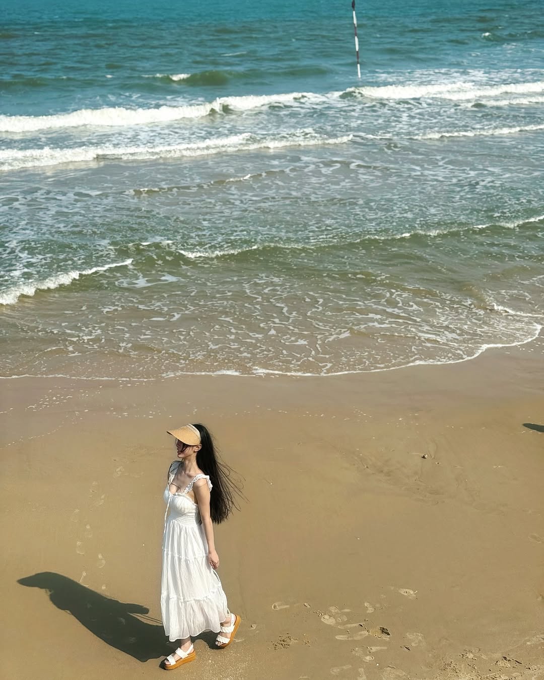 【正妹】梦梦白色连衣裙海边，像一首视觉的抒情诗！