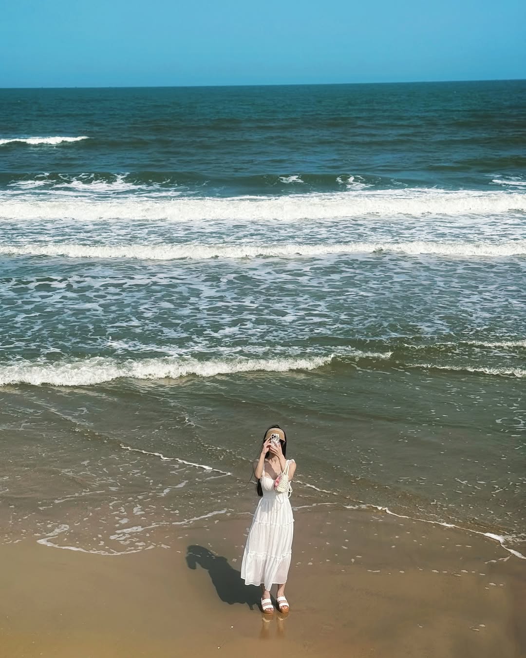 【正妹】梦梦白色连衣裙海边，像一首视觉的抒情诗！