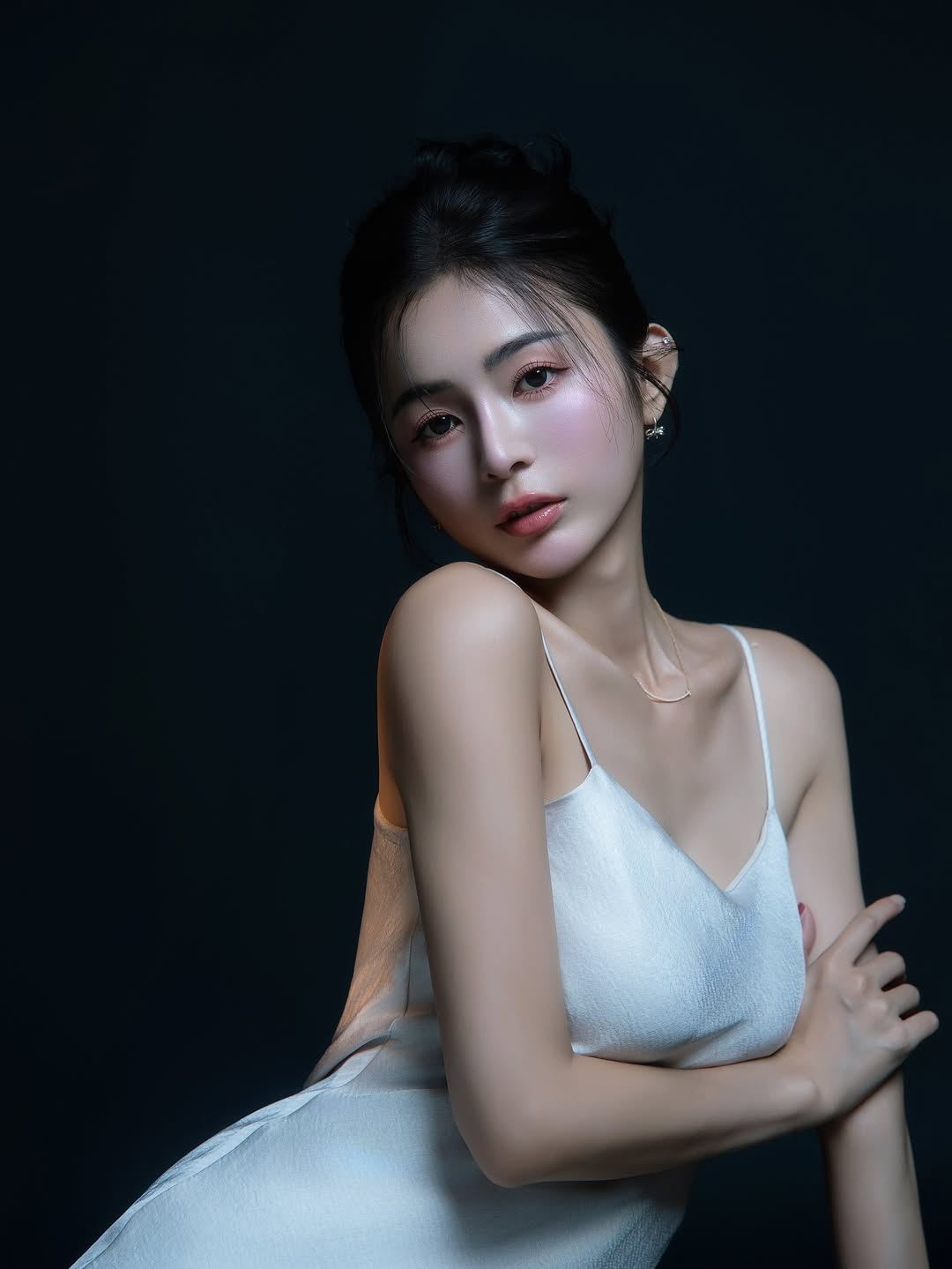 【正妹】辰辰白银连衣裙艺术照，感受阳光洒在皮肤上的温度！