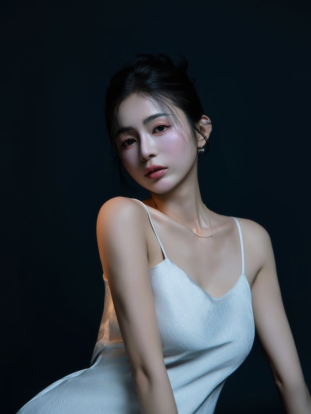 【正妹】辰辰白银连衣裙艺术照，感受阳光洒在皮肤上的温度！