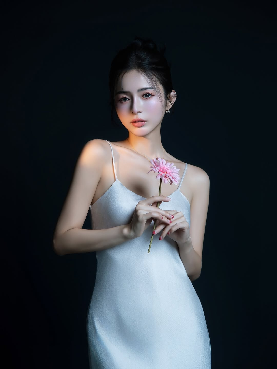 【正妹】辰辰白银连衣裙艺术照，感受阳光洒在皮肤上的温度！