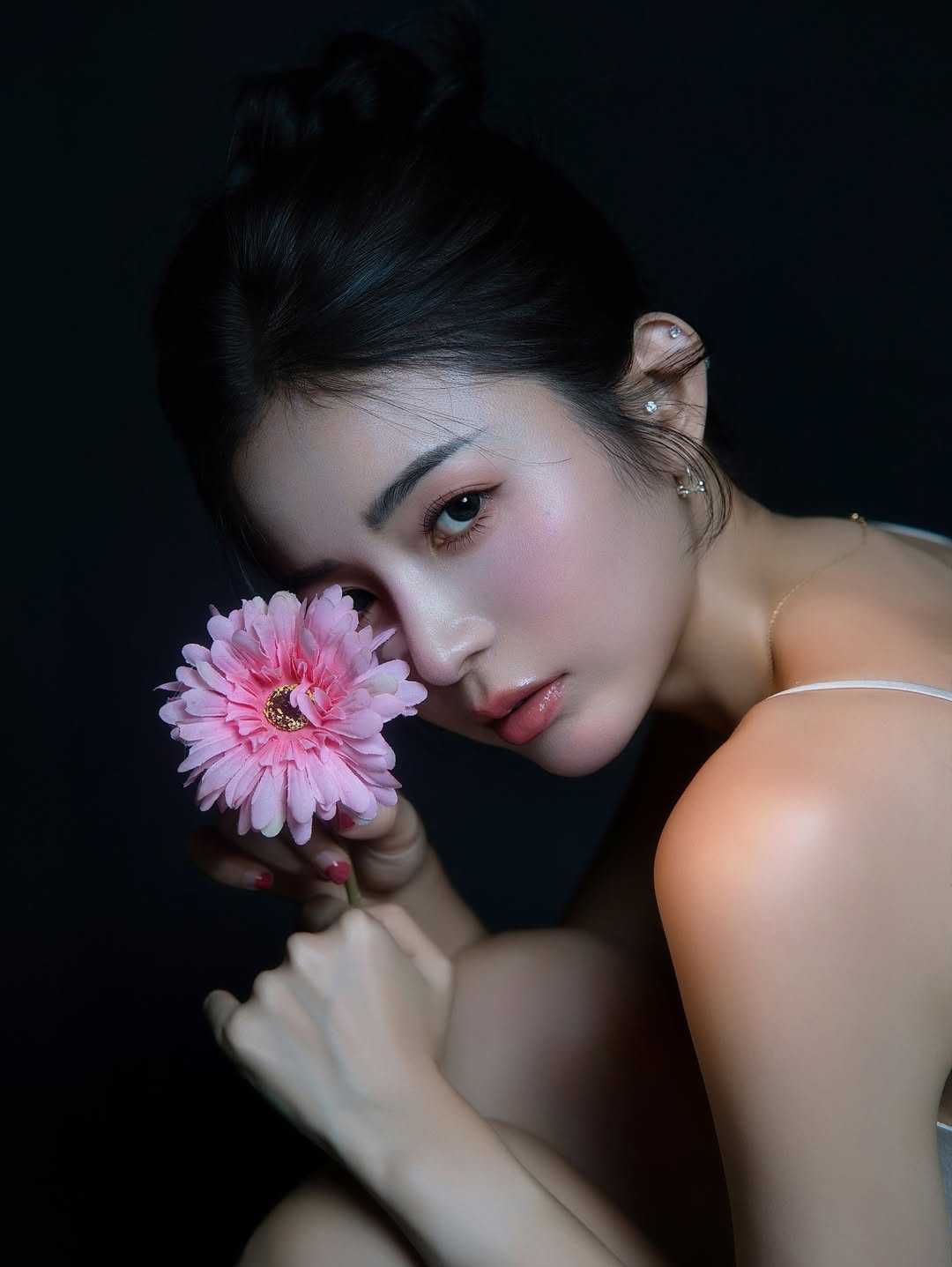 【正妹】辰辰白银连衣裙艺术照，感受阳光洒在皮肤上的温度！