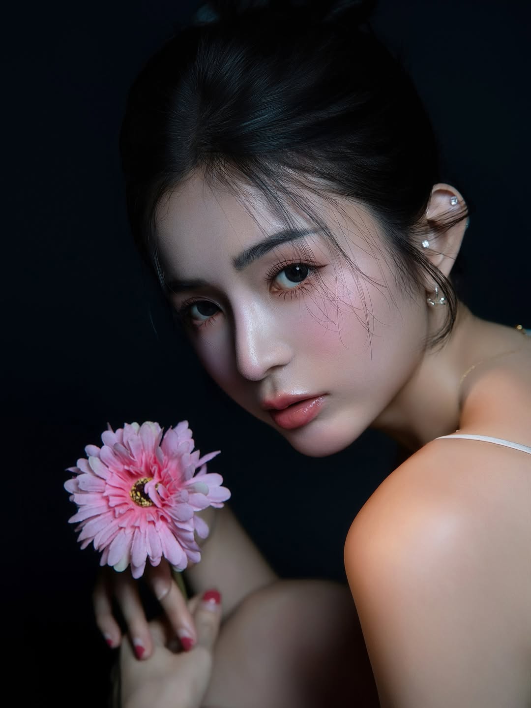 【正妹】辰辰白银连衣裙艺术照，感受阳光洒在皮肤上的温度！