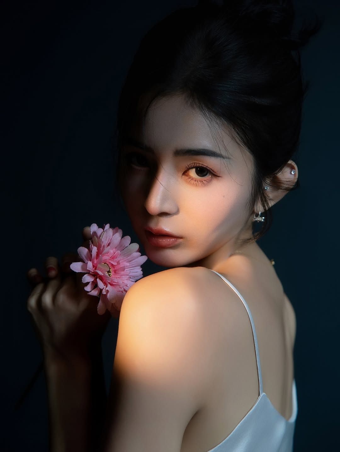 【正妹】辰辰白银连衣裙艺术照，感受阳光洒在皮肤上的温度！