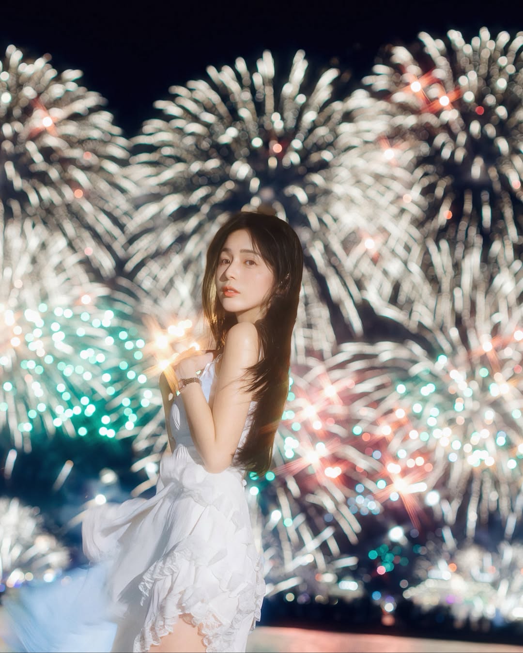 【正妹】辰辰夜景烟花美照，甜美与端庄与气质感融合！