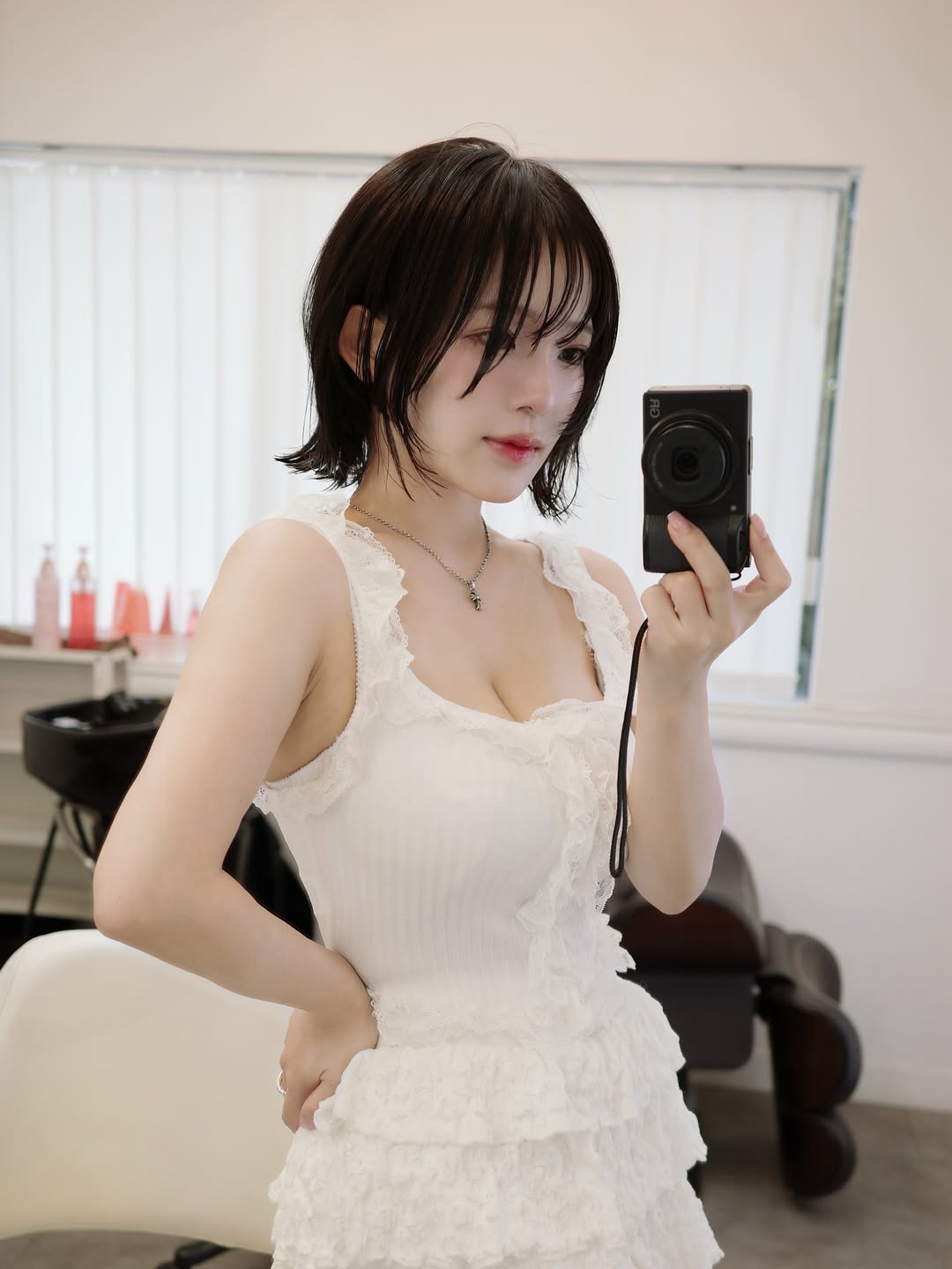 【正妹】天木じゅん理发店自拍超美，眼神与姿态之间童真的俏皮！