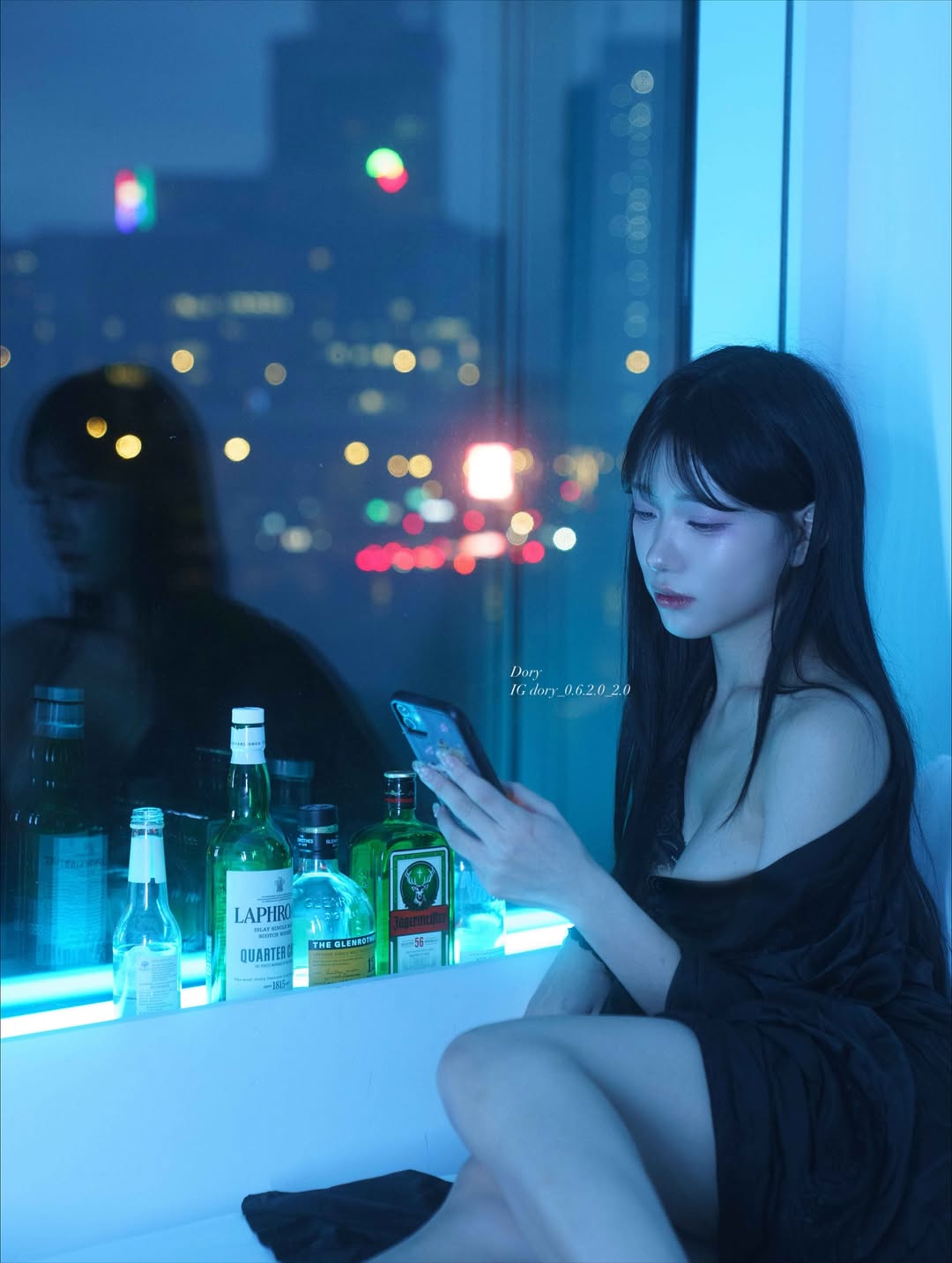 【正妹】Dory 夜晚独自饮酒写真，时尚不再是固定的模板！