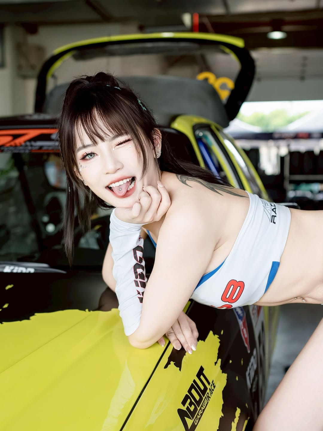 【正妹】小艾啾啾赛车模特拍照，镜头流露出独到的气质！
