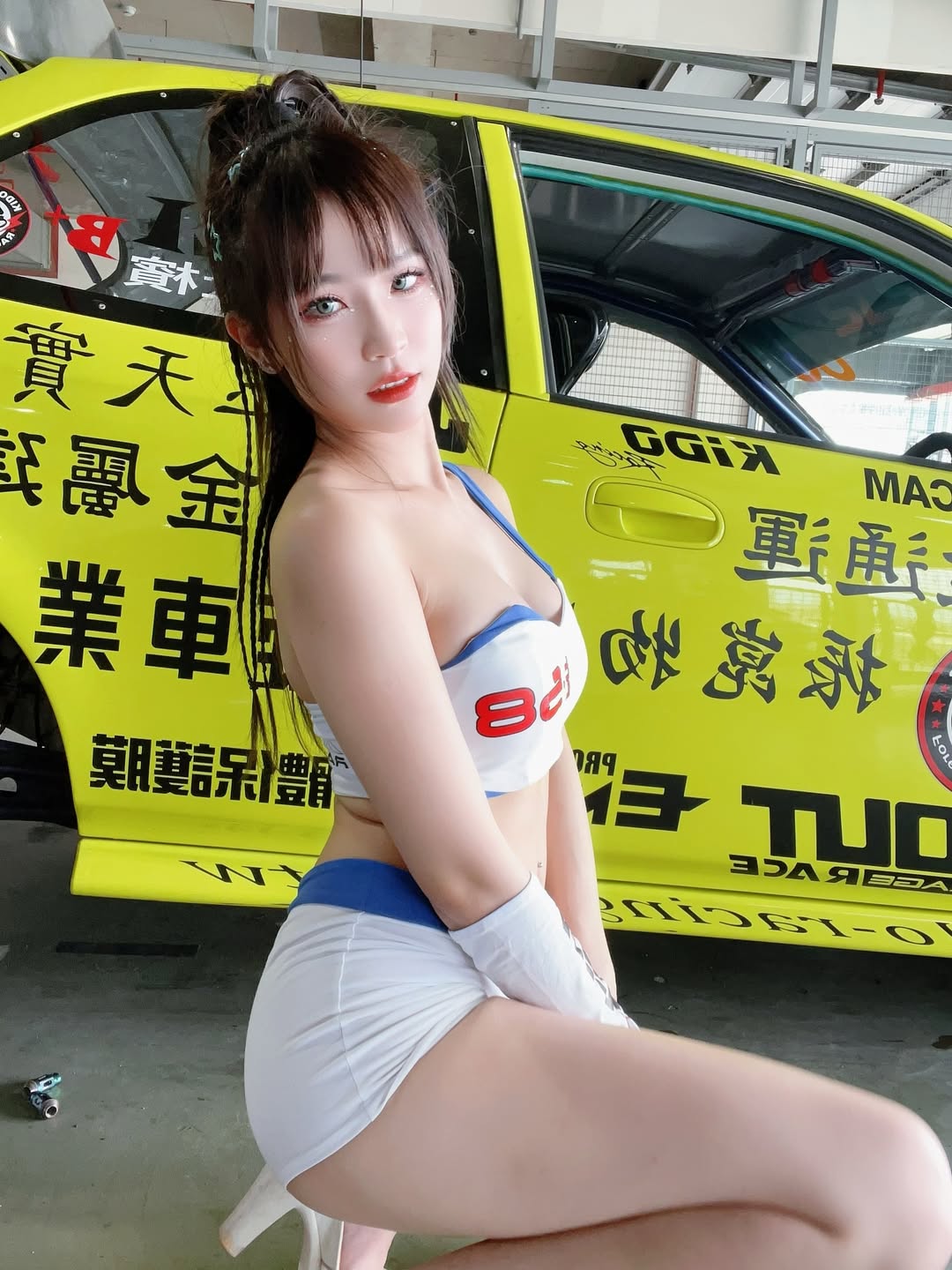 【正妹】小艾啾啾赛车模特拍照，镜头流露出独到的气质！