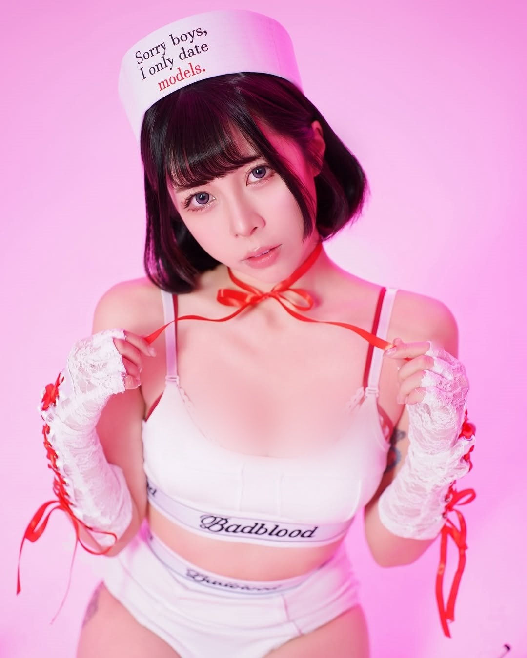 【正妹】Chubby糖 白色运动内衣写真，性感结合了时尚元素！