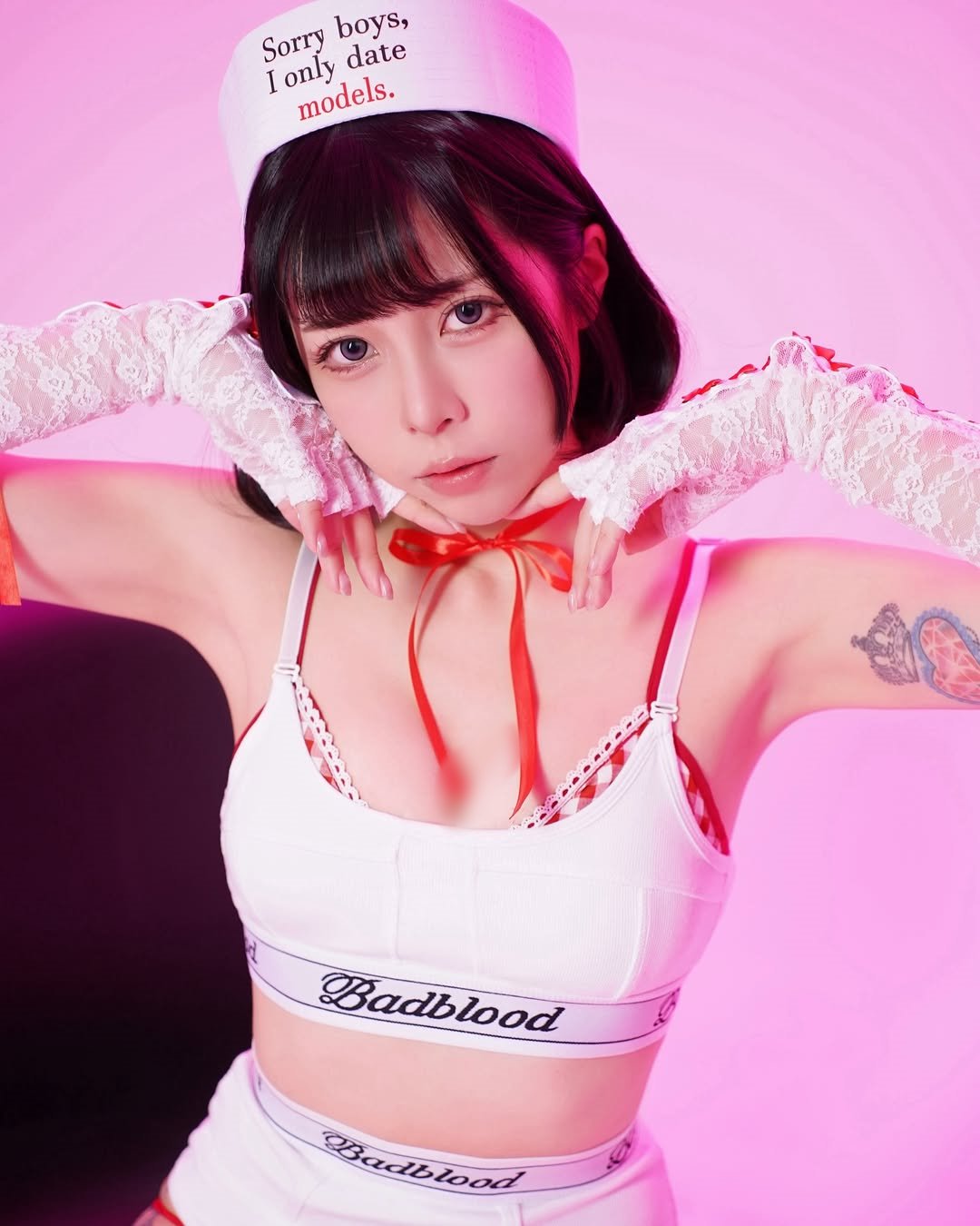 【正妹】Chubby糖 白色运动内衣写真，性感结合了时尚元素！