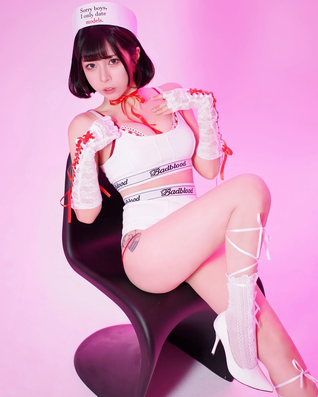 【正妹】Chubby糖 白色运动内衣写真，性感结合了时尚元素！