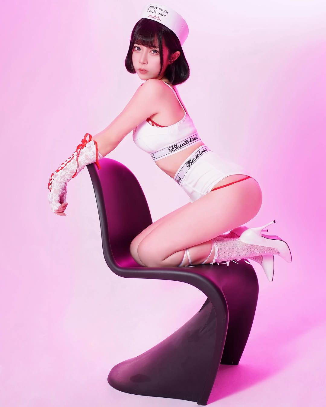 【正妹】Chubby糖 白色运动内衣写真，性感结合了时尚元素！