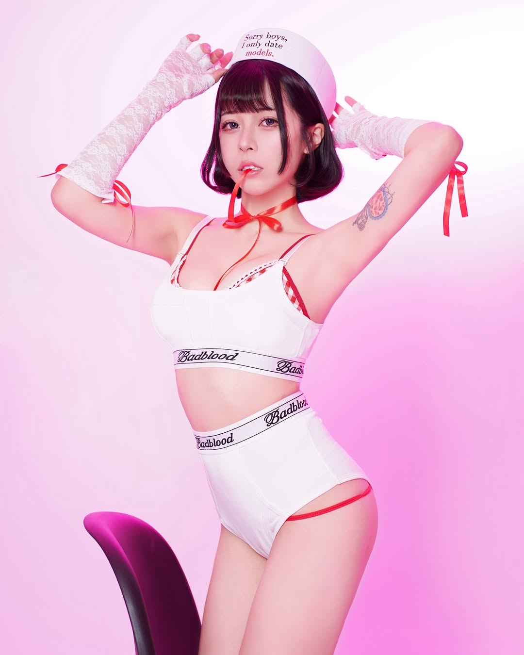 【正妹】Chubby糖 白色运动内衣写真，性感结合了时尚元素！