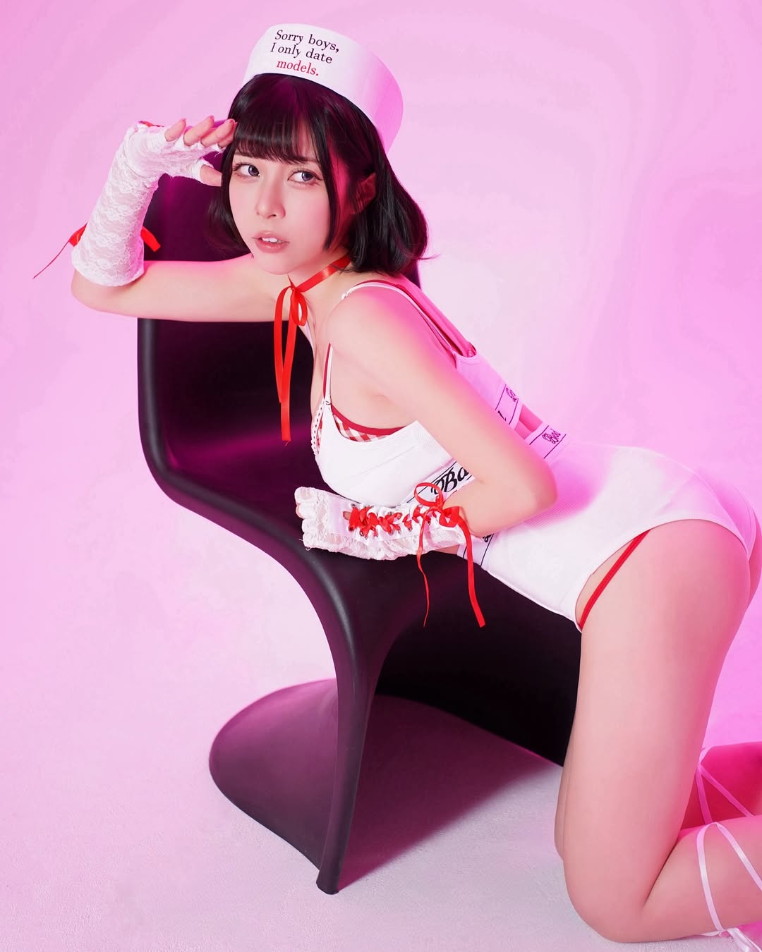 【正妹】Chubby糖 白色运动内衣写真，性感结合了时尚元素！