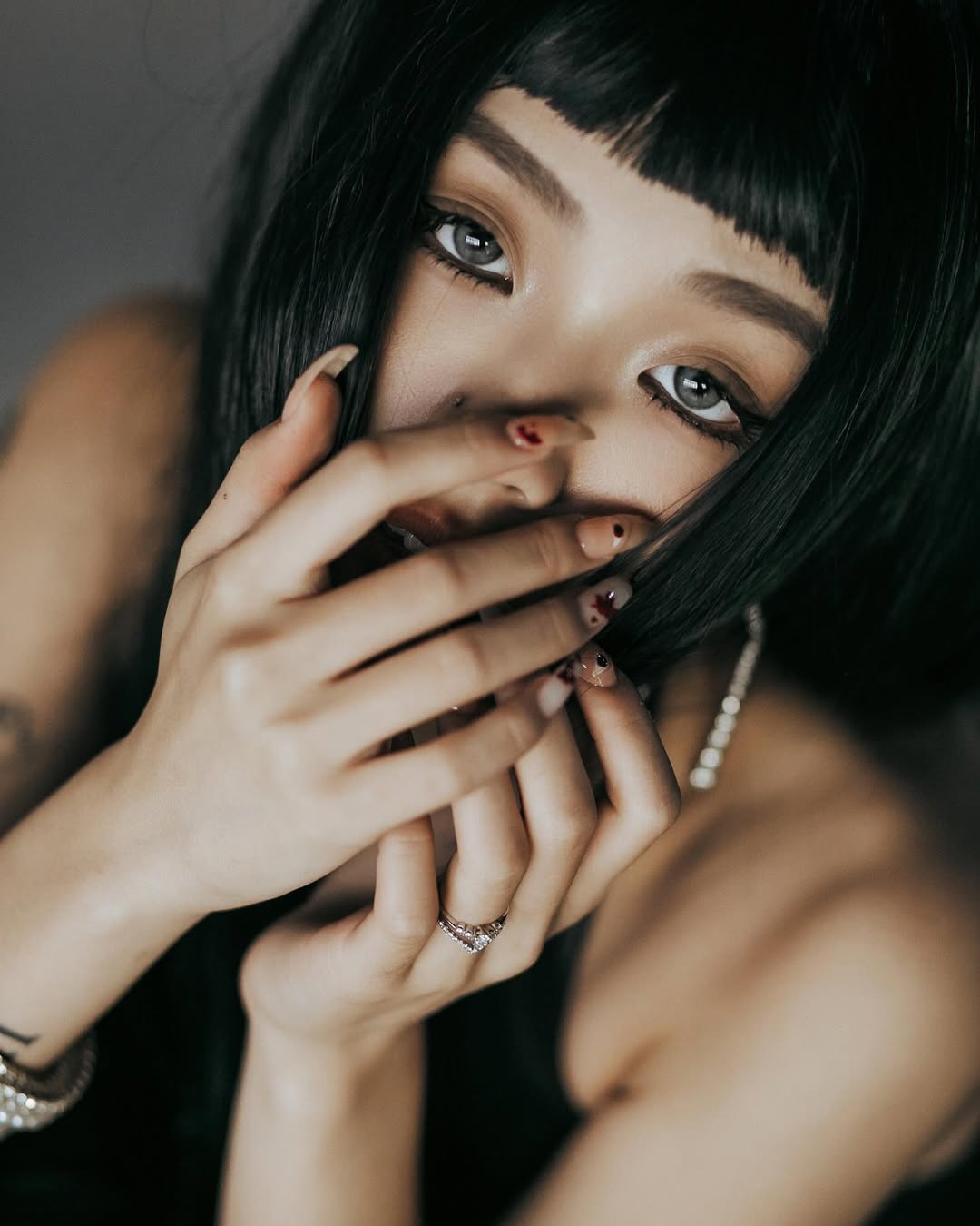 【正妹】Jolin 暗黑系经典艺术照，视觉风格上的大胆与统一！