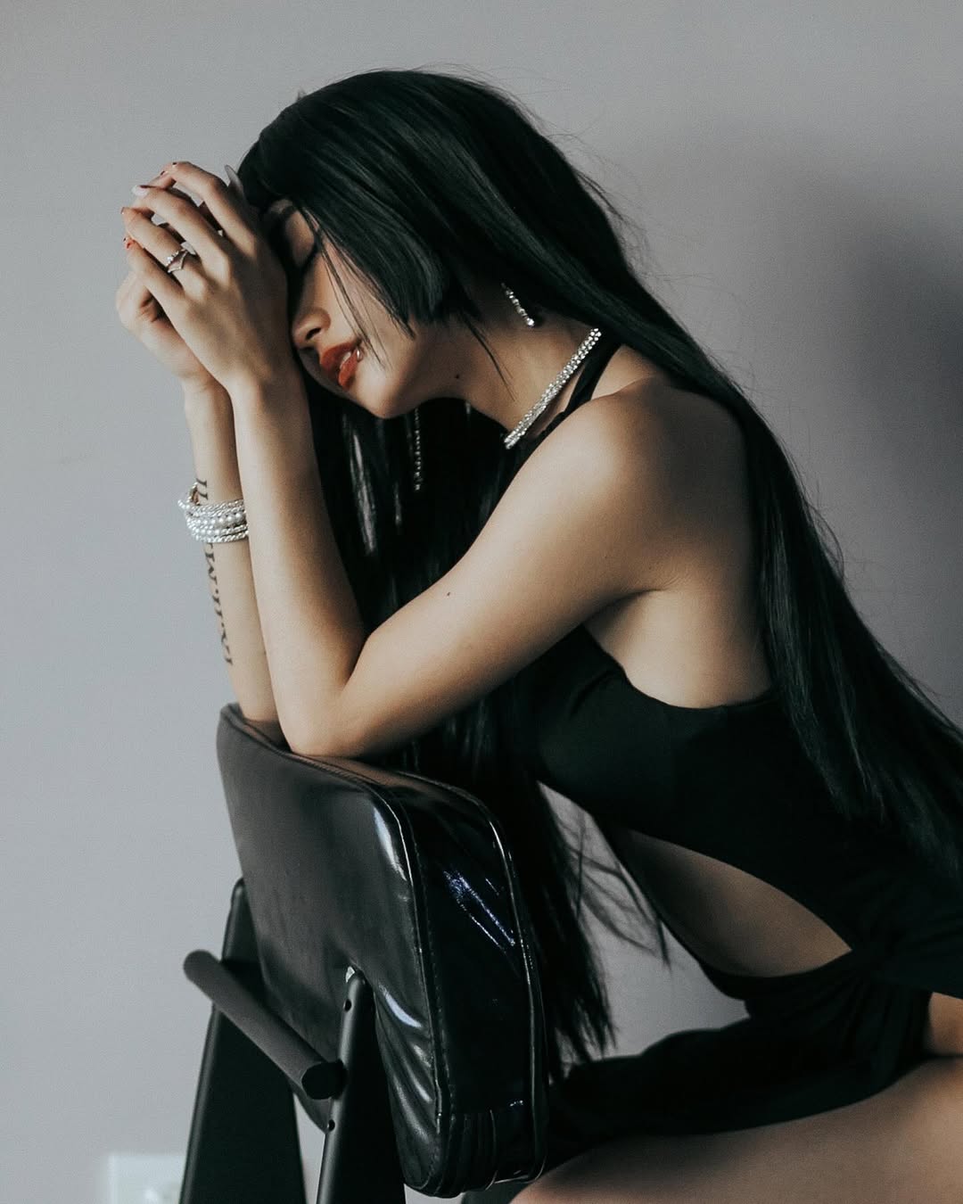 【正妹】Jolin 暗黑系经典艺术照，视觉风格上的大胆与统一！