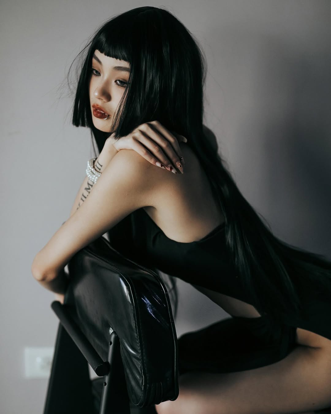 【正妹】Jolin 暗黑系经典艺术照，视觉风格上的大胆与统一！