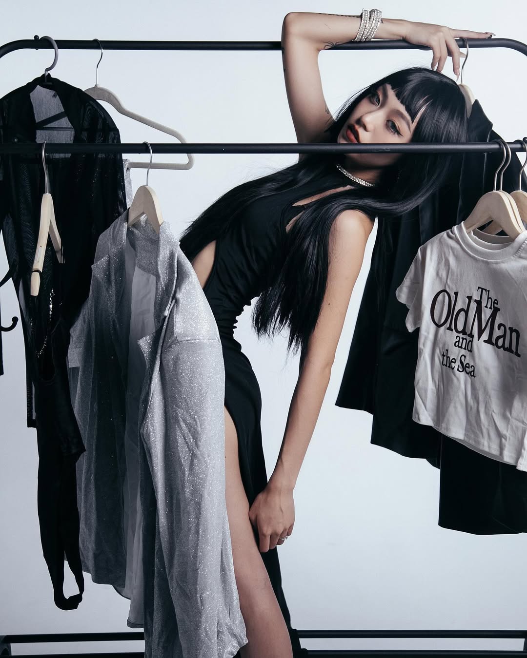 【正妹】Jolin 暗黑系经典艺术照，视觉风格上的大胆与统一！