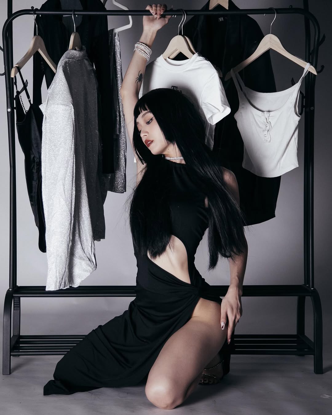 【正妹】Jolin 暗黑系经典艺术照，视觉风格上的大胆与统一！