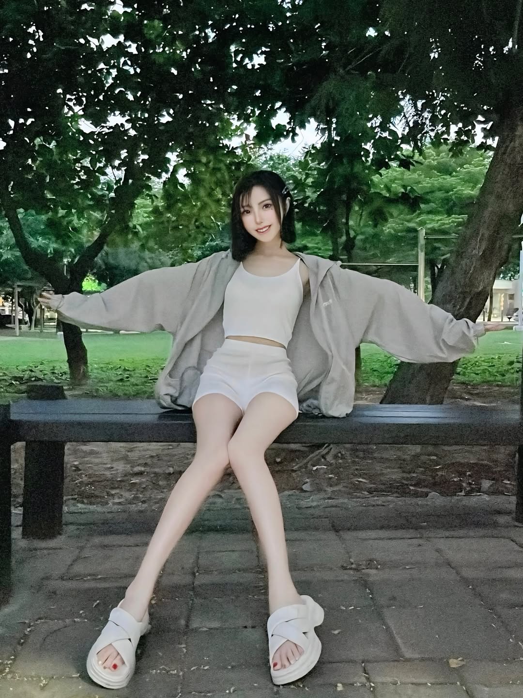 【正妹】林莹街拍大长腿惊艳，休闲穿搭也同样吸睛！