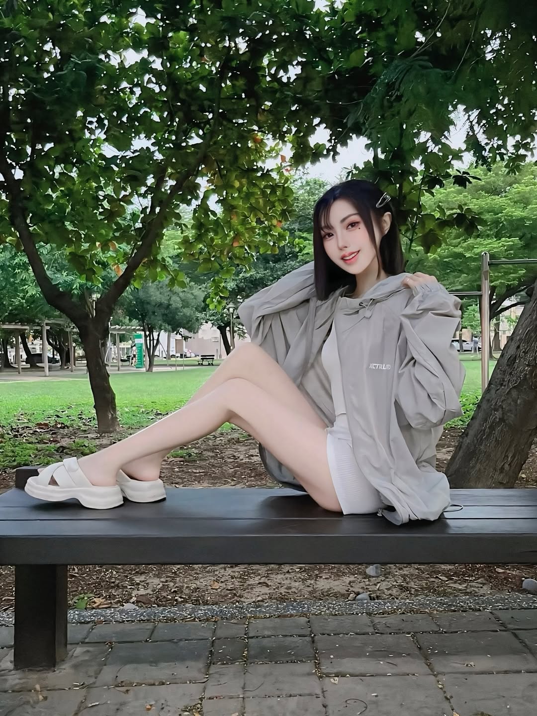 【正妹】林莹街拍大长腿惊艳，休闲穿搭也同样吸睛！