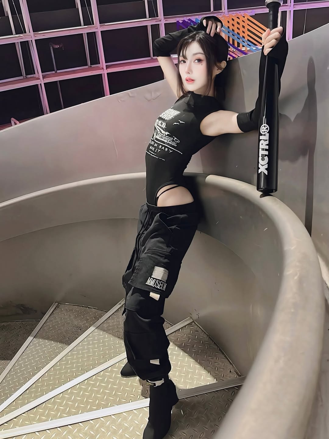 【正妹】林莹夜晚手持棒球棍美照，心情一瞬明亮的魔力！