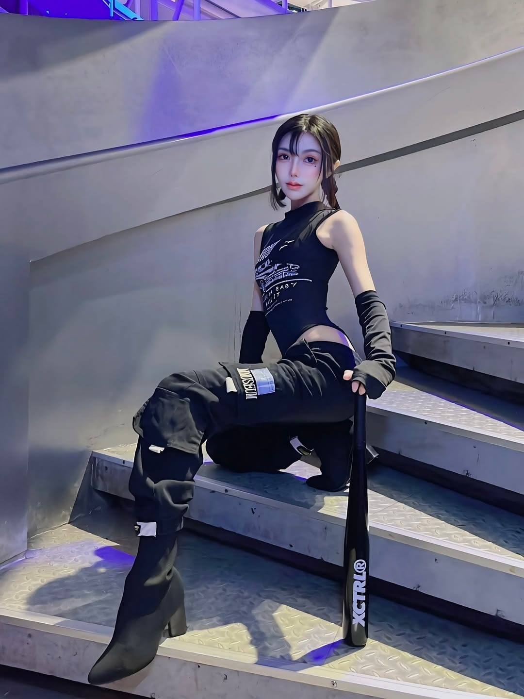 【正妹】林莹夜晚手持棒球棍美照，心情一瞬明亮的魔力！