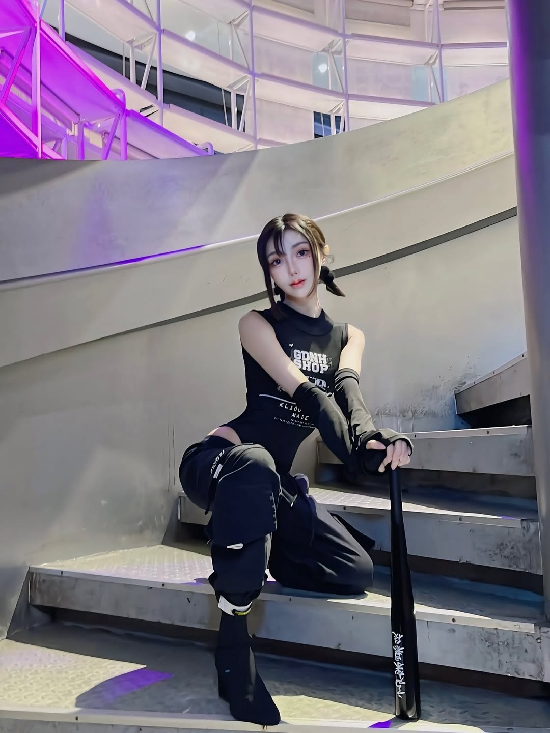 【正妹】林莹夜晚手持棒球棍美照，心情一瞬明亮的魔力！