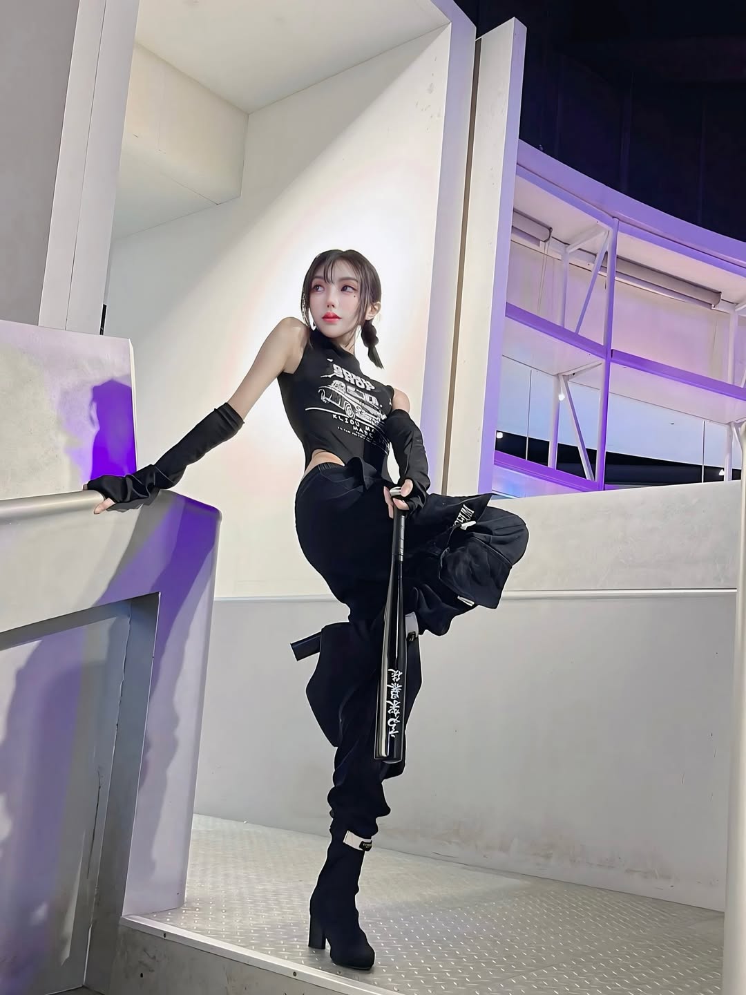 【正妹】林莹夜晚手持棒球棍美照，心情一瞬明亮的魔力！