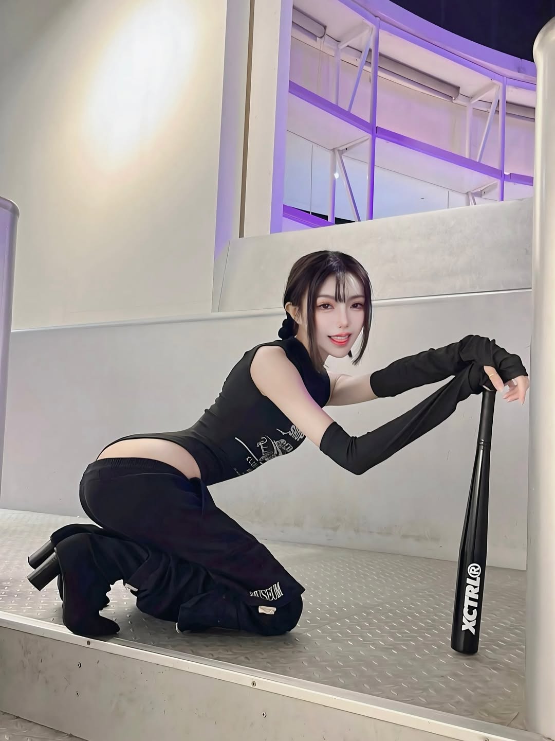 【正妹】林莹夜晚手持棒球棍美照，心情一瞬明亮的魔力！