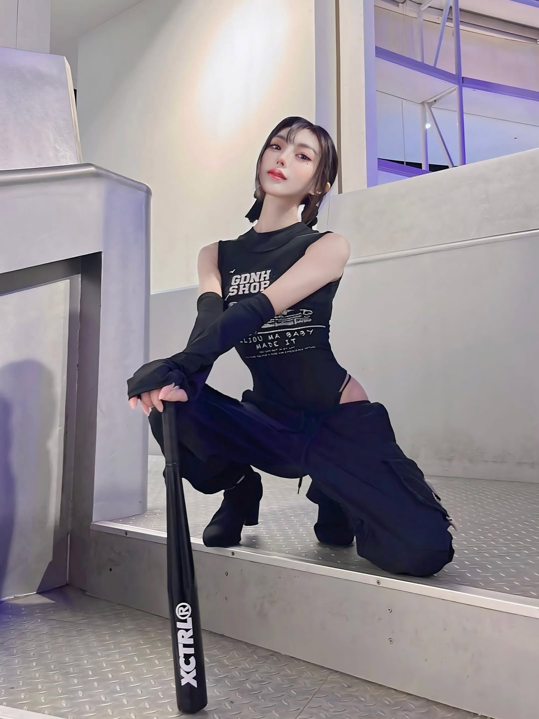 【正妹】林莹夜晚手持棒球棍美照，心情一瞬明亮的魔力！