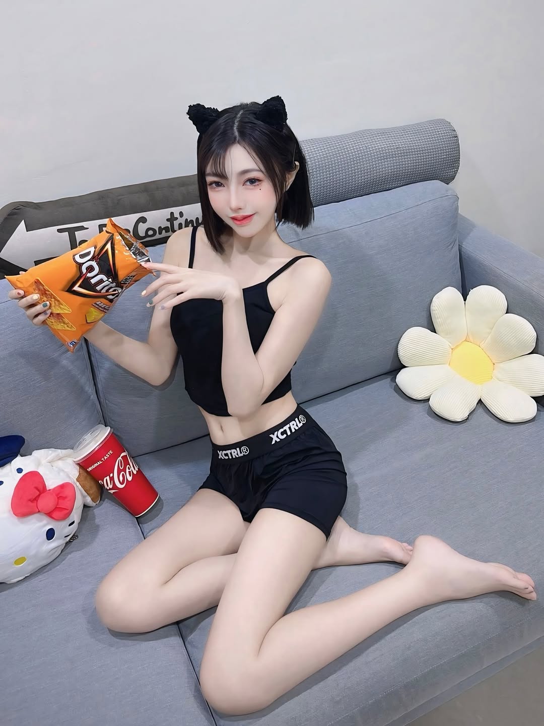 【正妹】林莹吊带配短裤居家美照，她的笑容和坚定的眼神！