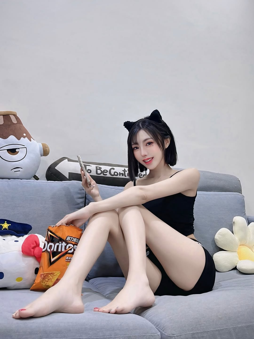 【正妹】林莹吊带配短裤居家美照，她的笑容和坚定的眼神！