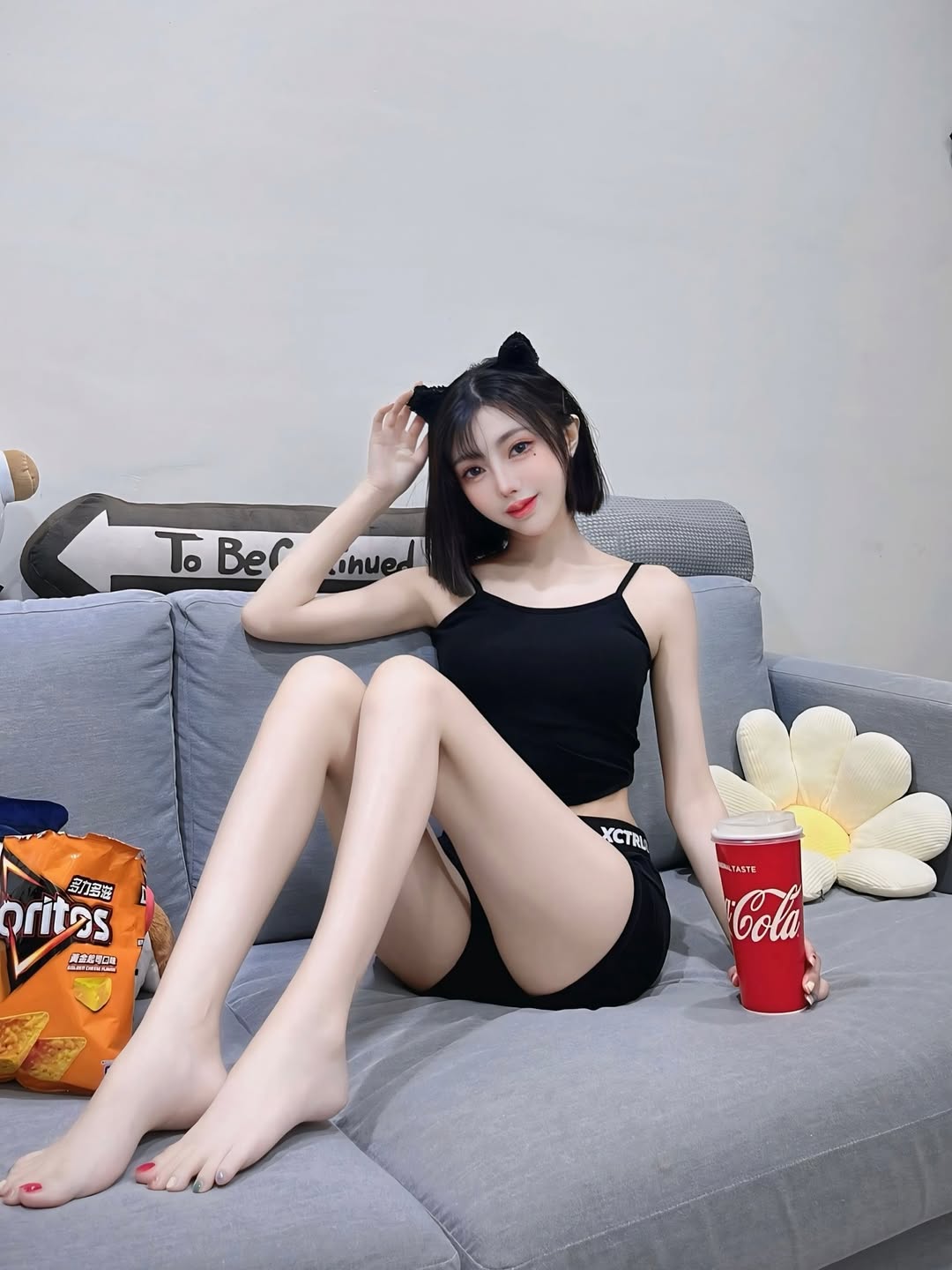 【正妹】林莹吊带配短裤居家美照，她的笑容和坚定的眼神！