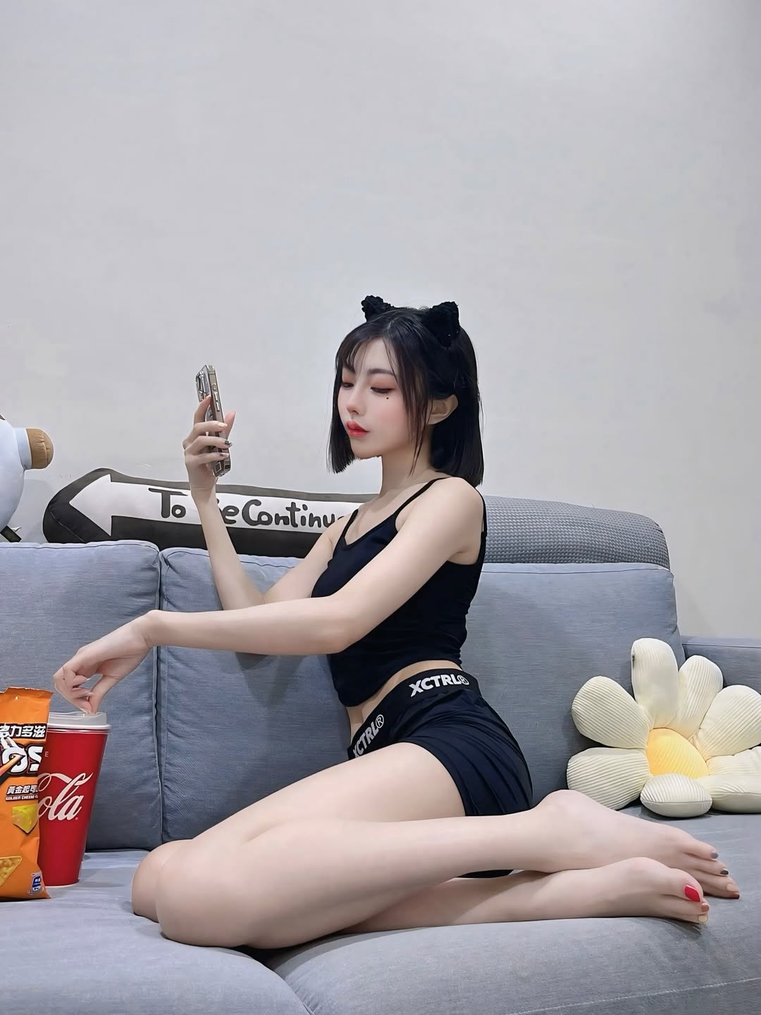 【正妹】林莹吊带配短裤居家美照，她的笑容和坚定的眼神！