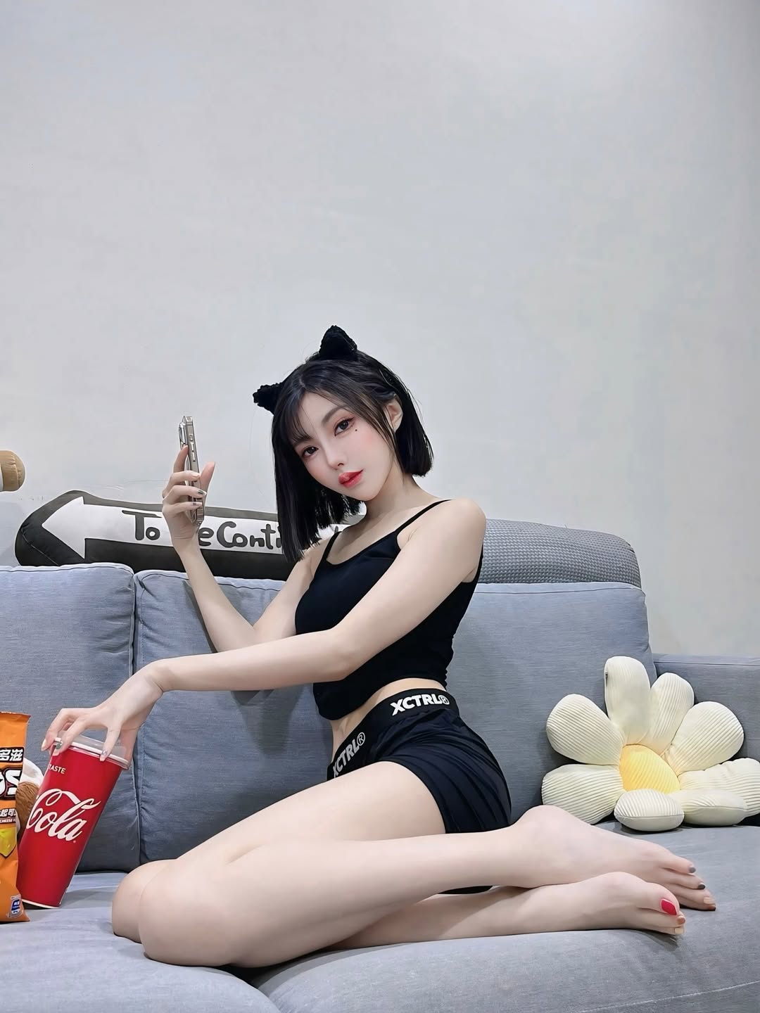 【正妹】林莹吊带配短裤居家美照，她的笑容和坚定的眼神！