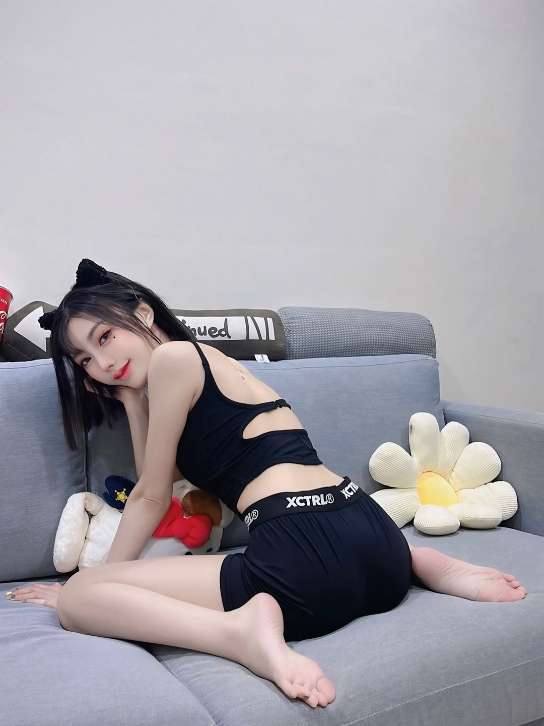 【正妹】林莹吊带配短裤居家美照，她的笑容和坚定的眼神！