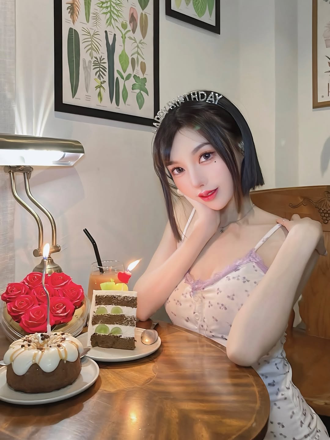 【正妹】林莹白丝配吊带裙蛋糕店的美照，甜入心田的微笑！