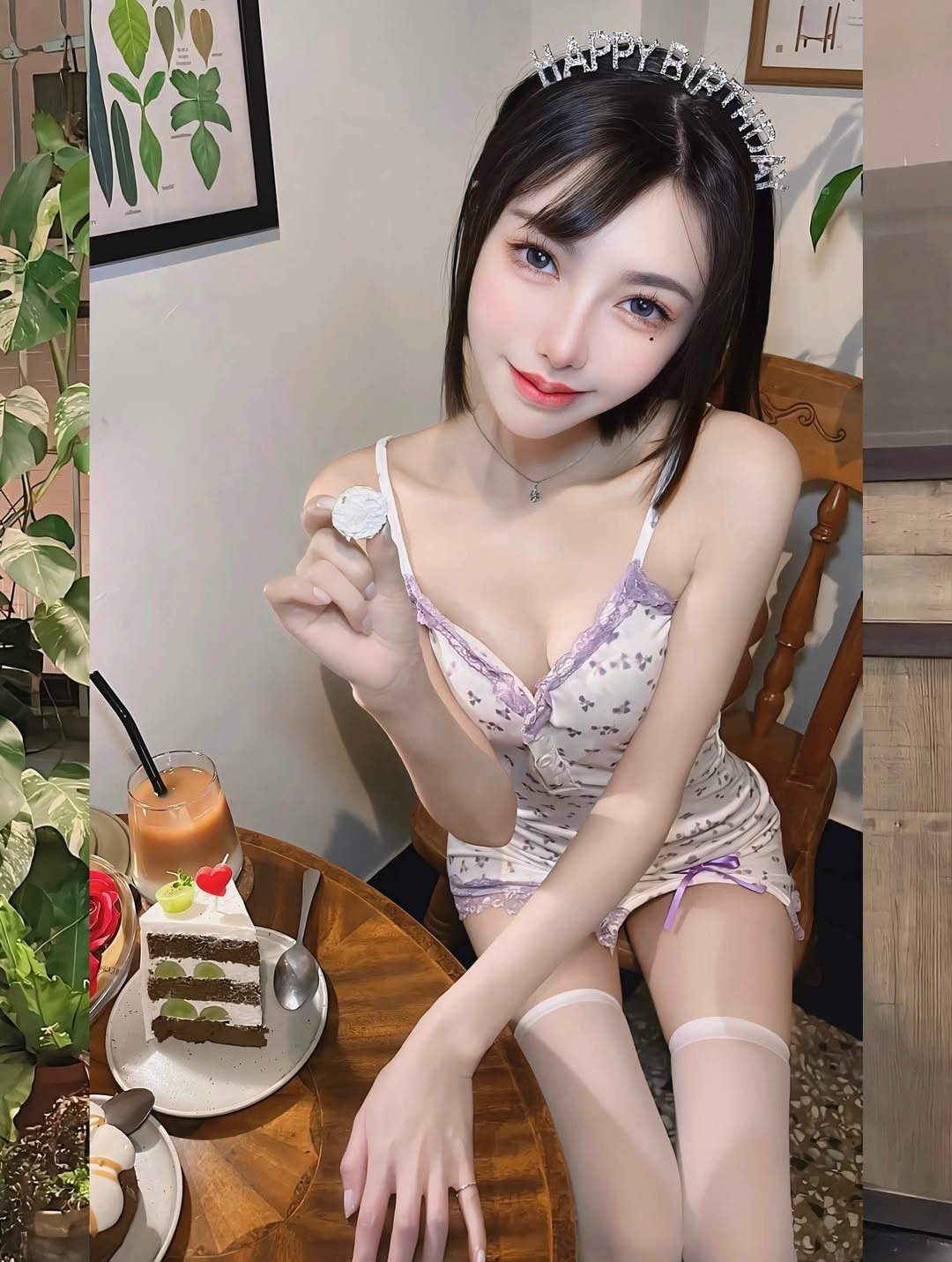 【正妹】林莹白丝配吊带裙蛋糕店的美照，甜入心田的微笑！