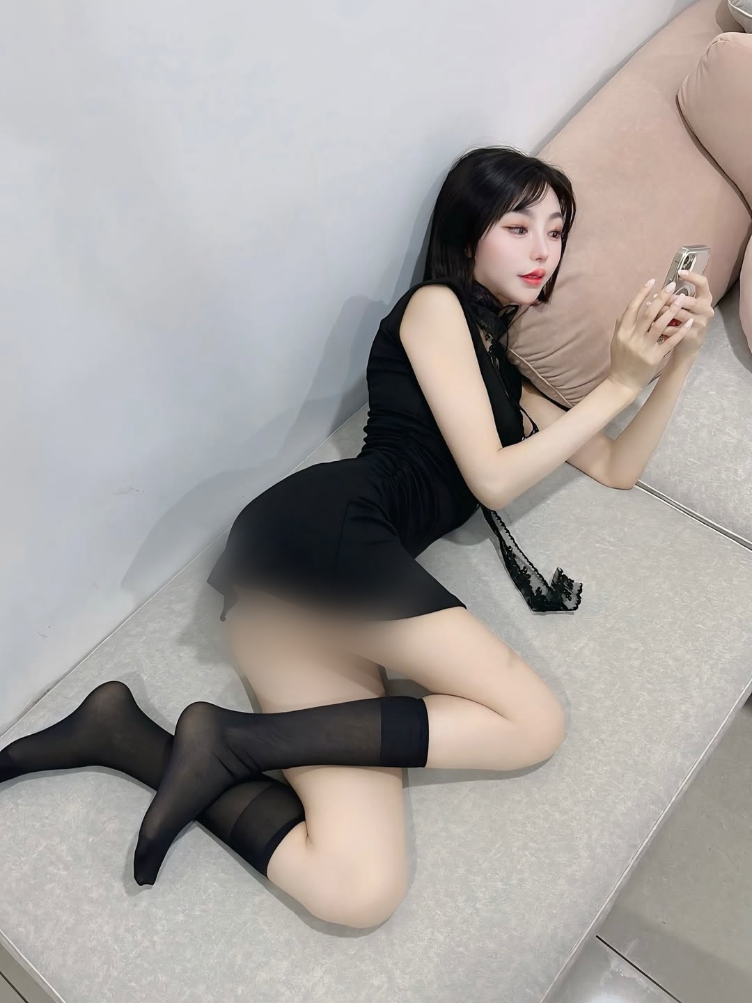 【正妹】林莹黑丝搭配连衣裙居家，让人不由自主地停下翻看！