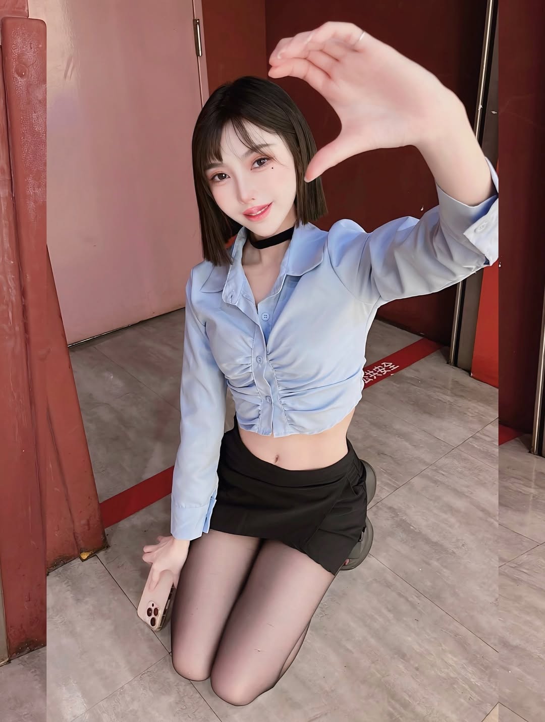 【正妹】林莹黑丝大长腿自拍，简洁却强烈的视觉冲击！