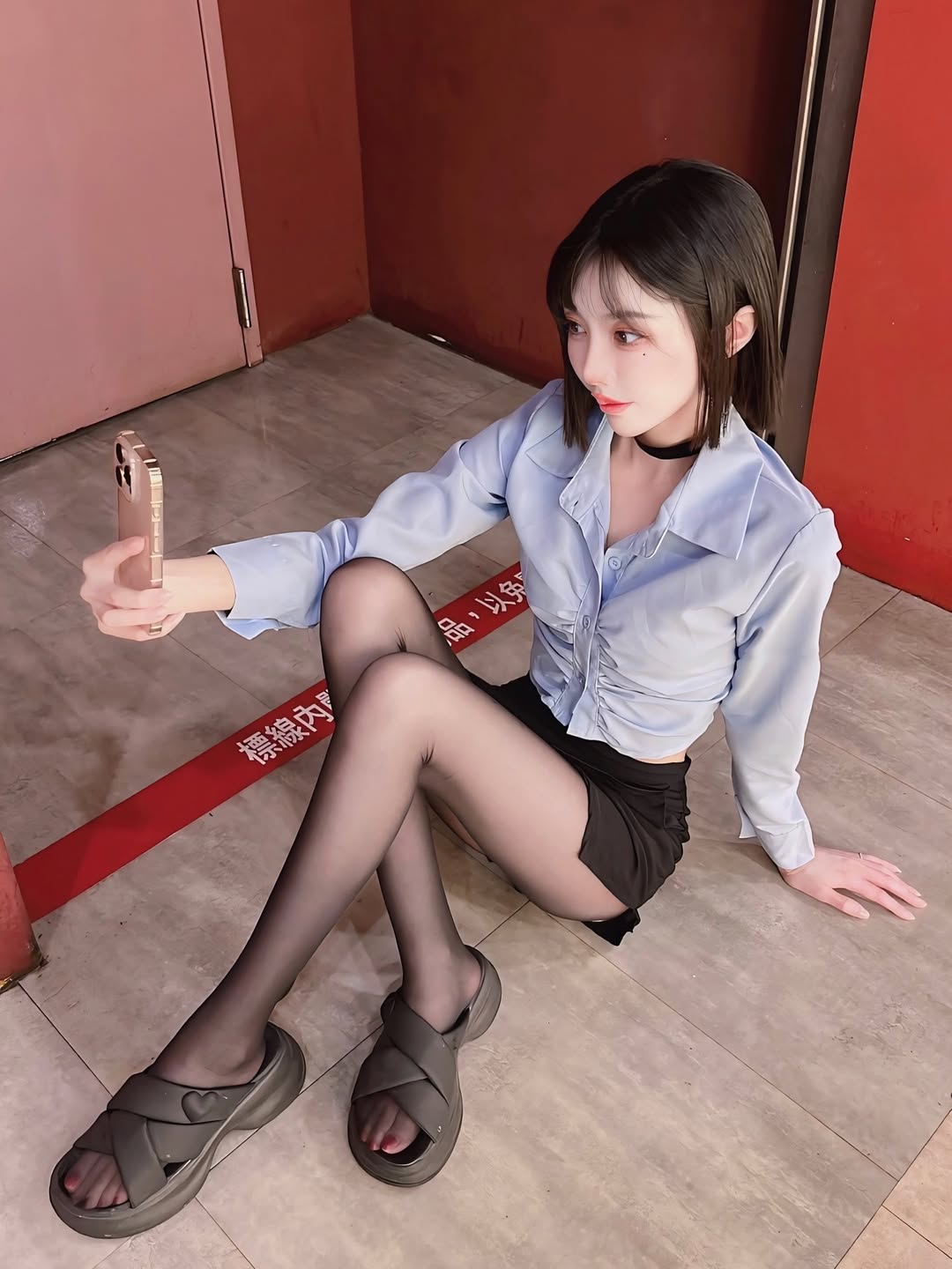 【正妹】林莹黑丝大长腿自拍，简洁却强烈的视觉冲击！