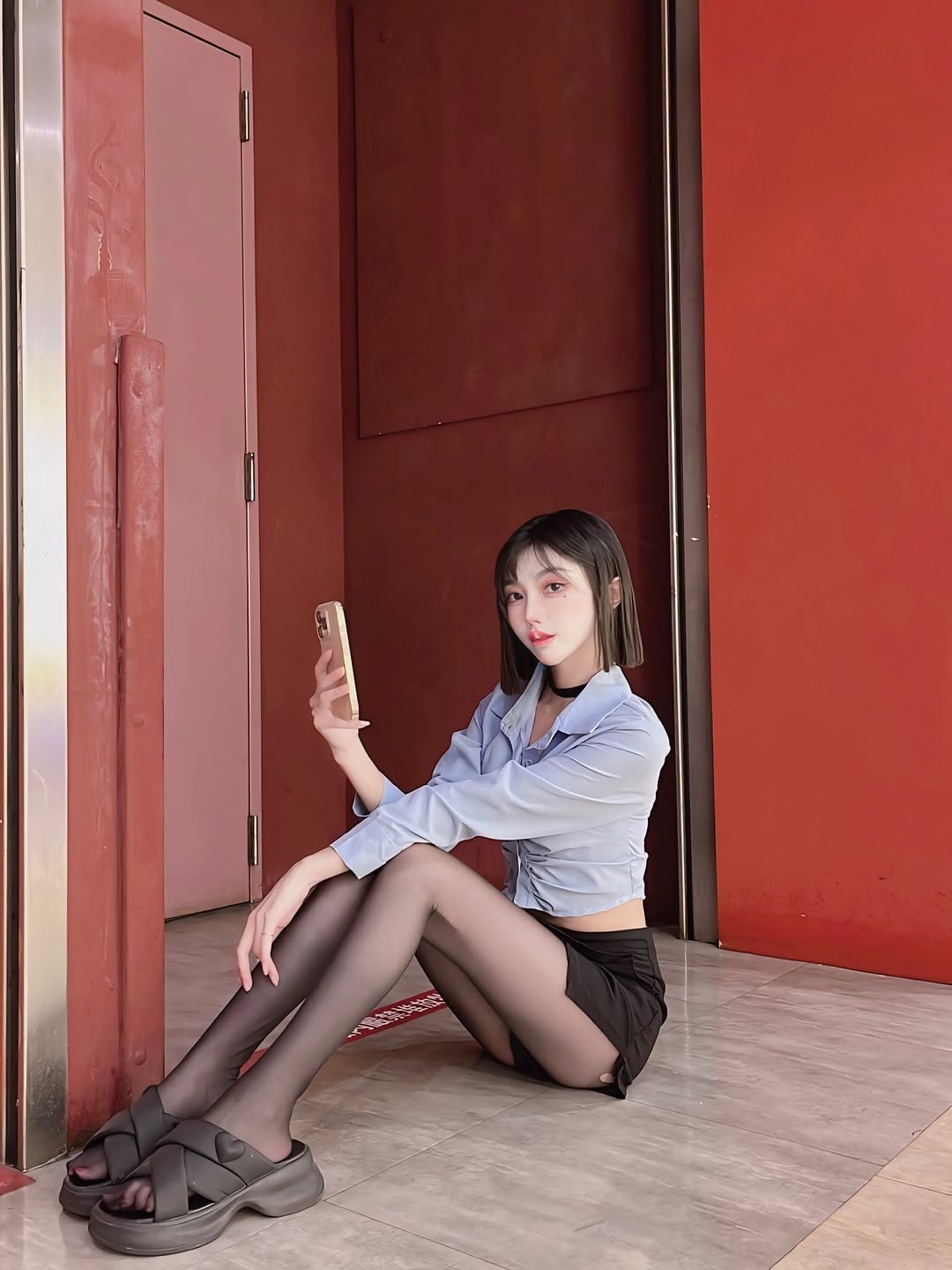 【正妹】林莹黑丝大长腿自拍，简洁却强烈的视觉冲击！