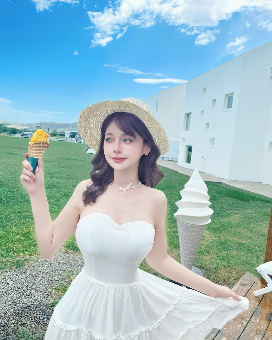 【正妹】小花姐接白色连衣裙美照，温暖的眼神和自然的姿态！