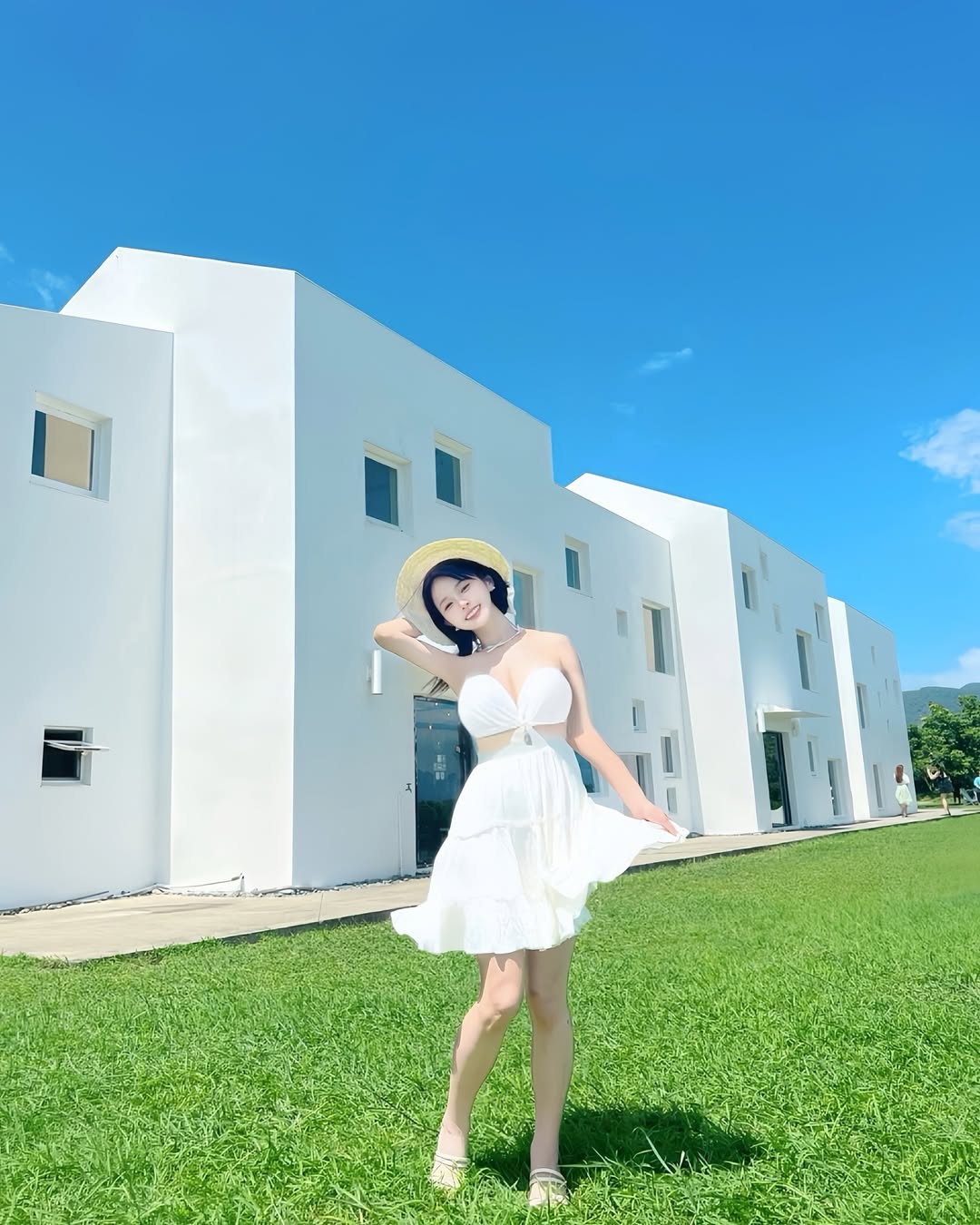 【正妹】小花姐接白色连衣裙美照，温暖的眼神和自然的姿态！