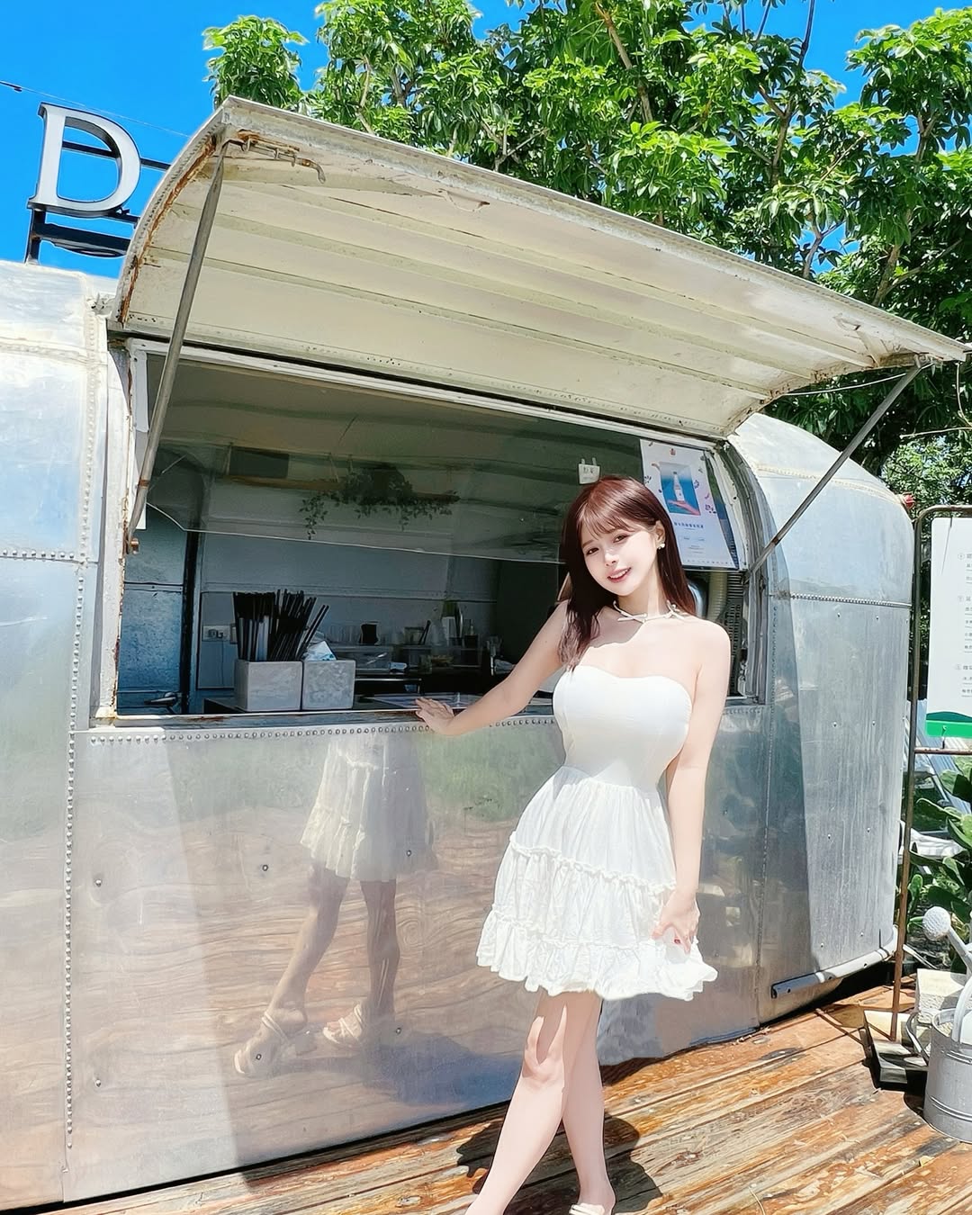 【正妹】小花姐接白色连衣裙美照，温暖的眼神和自然的姿态！