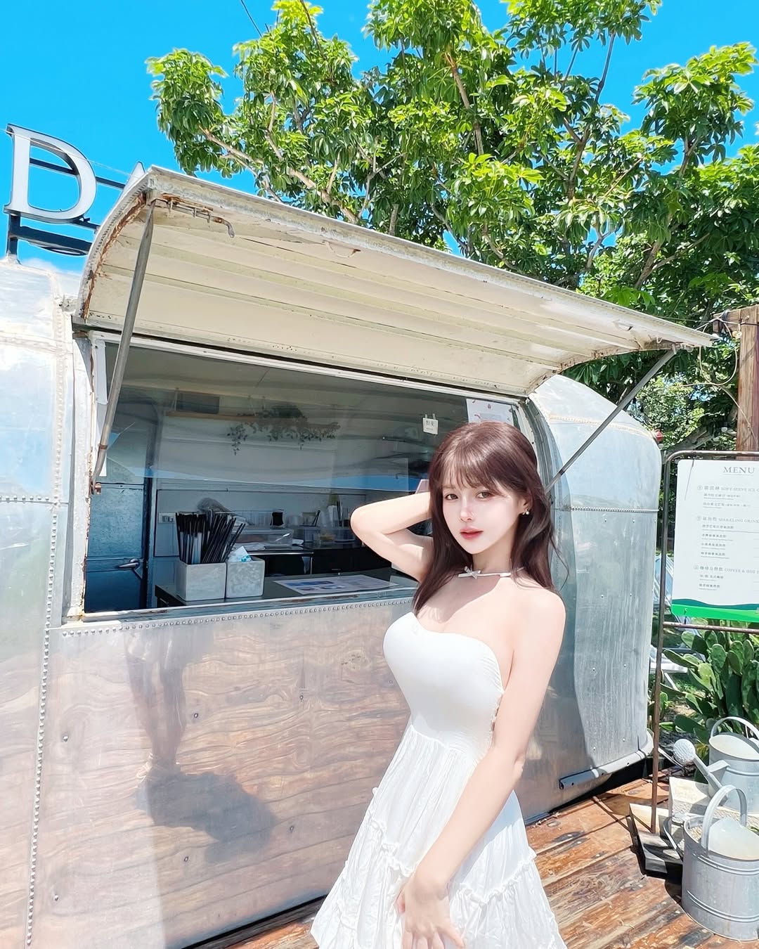 【正妹】小花姐接白色连衣裙美照，温暖的眼神和自然的姿态！